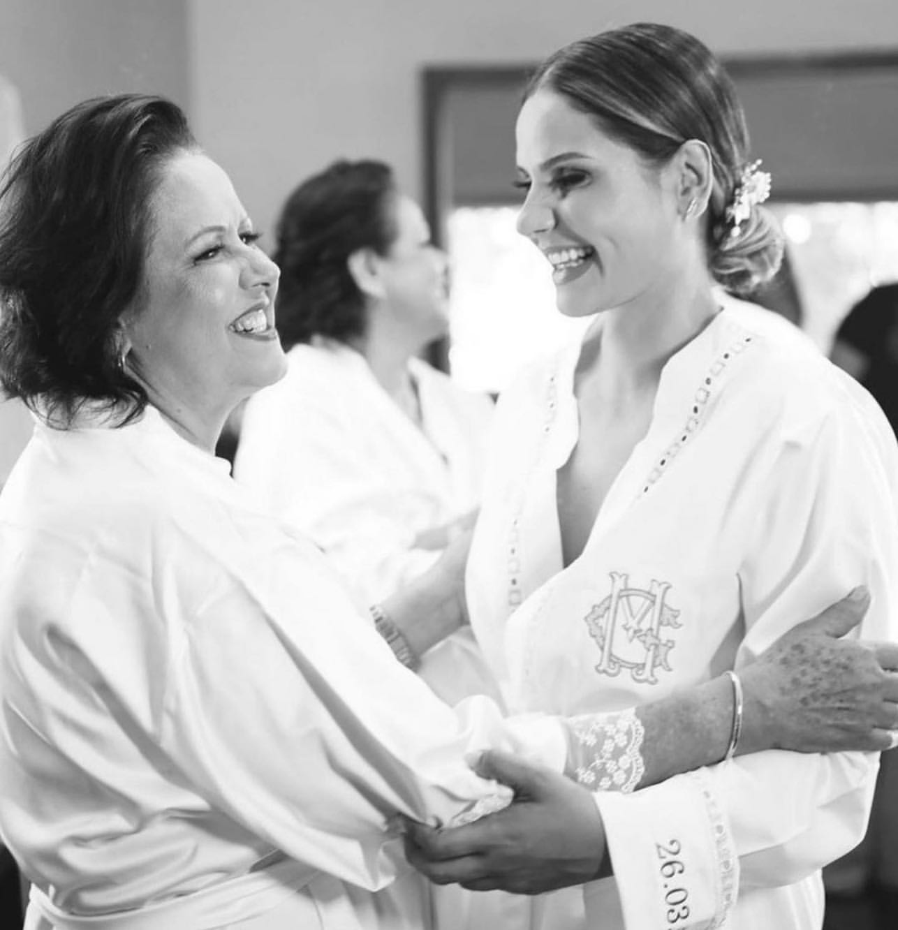 Noiva emocionada ao lado da mãe no dia do casamento